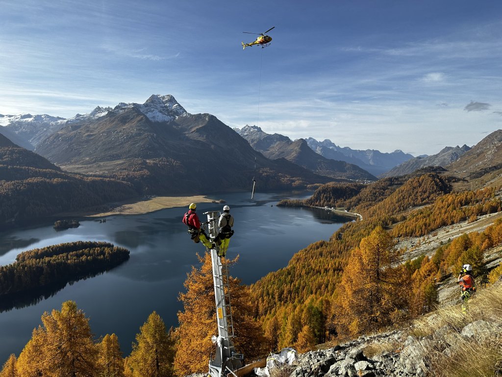 Helikopter für Anlieferung von Material bei Hangsicherungen.
