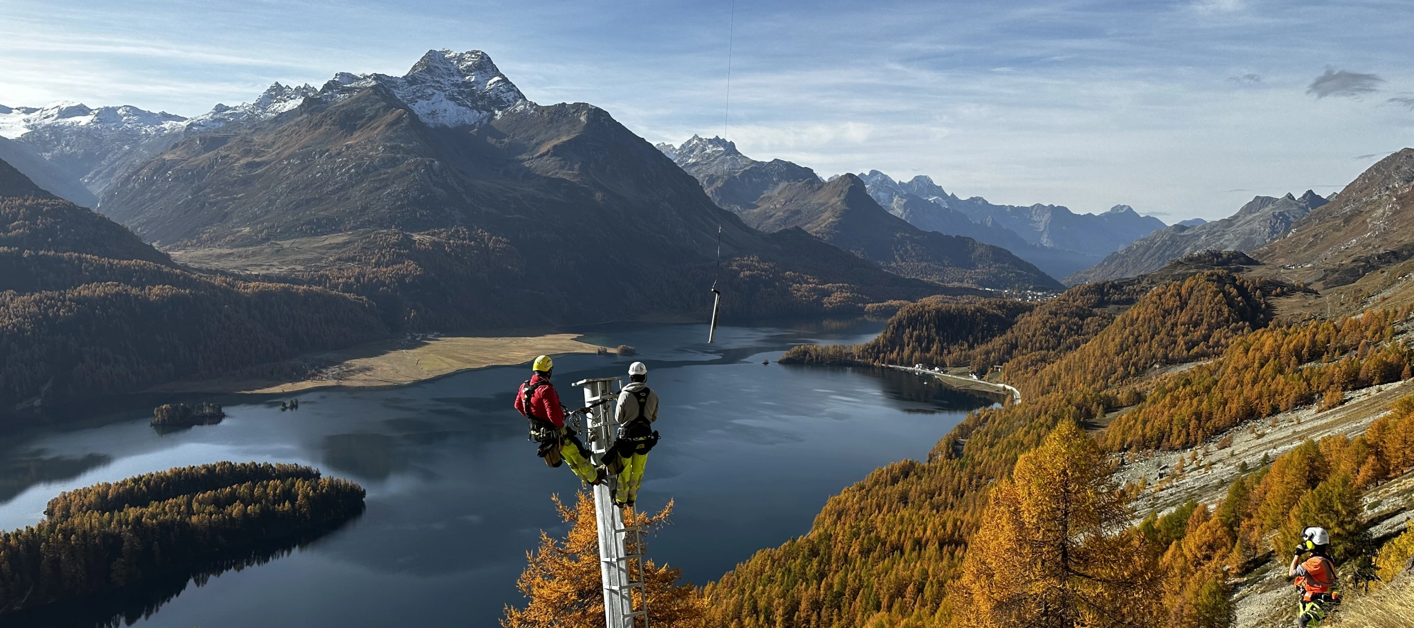 Helikopter für Anlieferung von Material bei Hangsicherungen.
