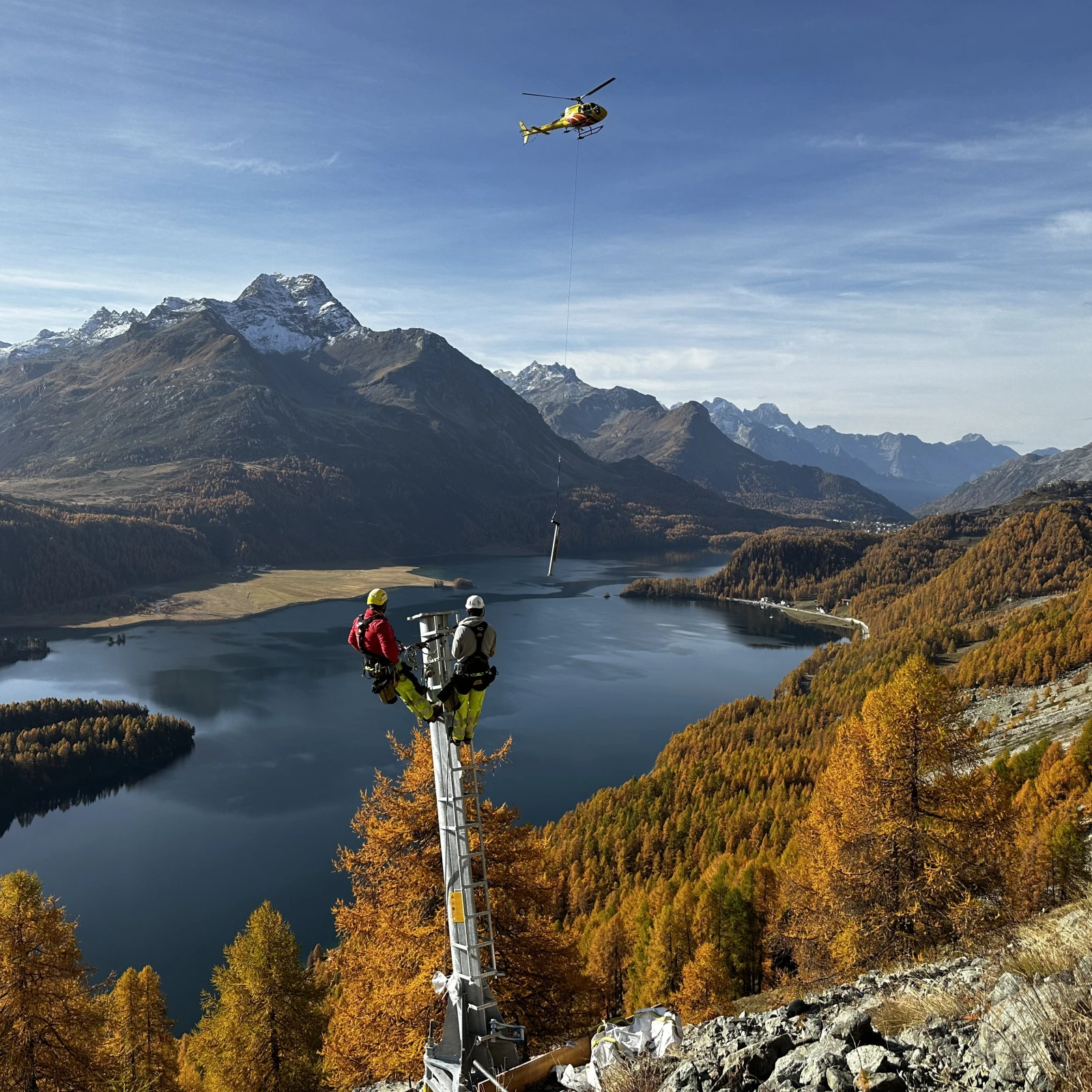 Helikopter für Anlieferung von Material bei Hangsicherungen.